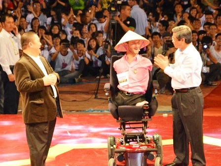 Nick nhấn mạnh rằng anh luôn mong muốn các bạn trẻ yêu thương, đoàn kết với nhau