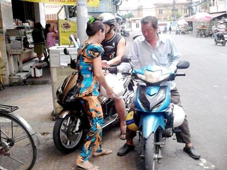 Ăn no mà rẻ nhờ “phố cơm không” ở ga Sài Gòn - 3 Từ trưa đến 2h chiều và từ chiều tối đến 20h là thời điểm đông khách mua nhất