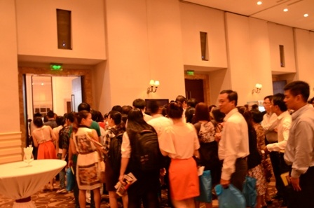 Khán giả xếp hàng dài để được chàng trai khuyết tật kỳ diệu “truyền lửa”