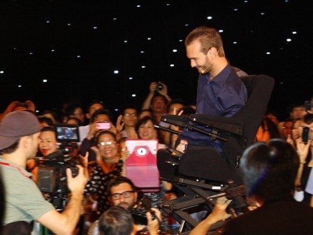 Nick Vujicic xuất hiện trong tràng vỗ tay nhiệt liệt