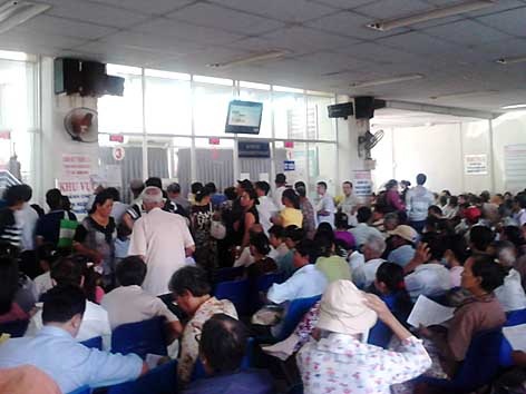 Cảnh đông đúc thường thấy ở khu khám BHYT của BV Chợ Rẫy