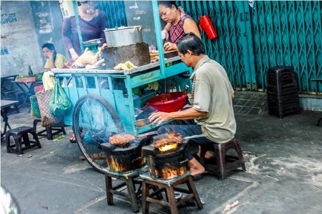 Không chỉ có khói độc hại, những lò than luôn chờ chực nướng người đi đường - Ảnh: Hoàng Tidus