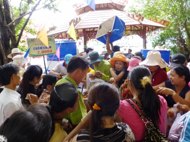 Chợ nổi trái cây là dãy thuyền nằm trên bờ tại khu vực hồ Lạc Cảnh