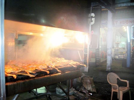 Vì thiết bị xử lý không kiểm soát hết làn khói dày đặc từ món gà nướng