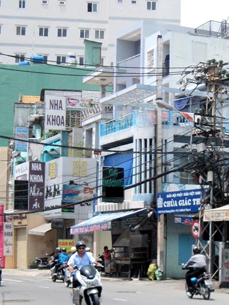 Theo đúng quy định, quán gà nướng trên đường Lê Quang Định có ống dẫn khói lên cao