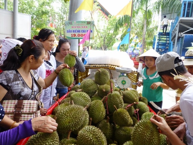 Chợ nổi trái cây là dãy thuyền nằm trên bờ tại khu vực hồ Lạc Cảnh