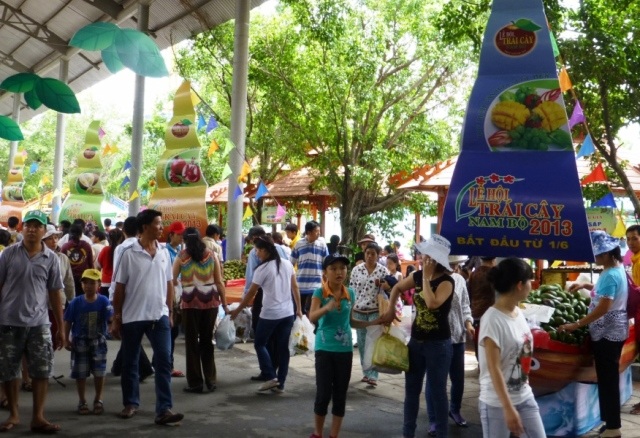 Chợ nổi trái cây là dãy thuyền nằm trên bờ tại khu vực hồ Lạc Cảnh