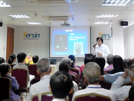 Phụ nữ ngoài 40 tuổi nên chụp MRI nếu nghi ngờ ung thư vú - 1 ThS.BS Hồ Hoàng Phương tại buổi nói chuyện với bệnh nhân về phương pháp chụp CT và MRI