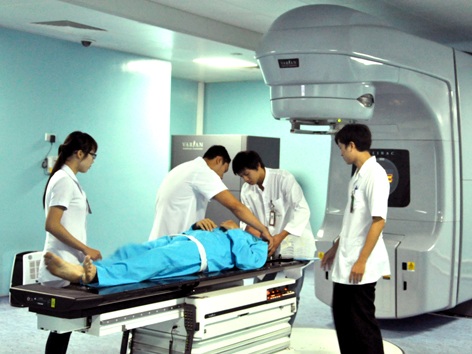 Những bệnh nhân đầu tiên được xạ trị bằng máy gia tốc tuyến tính