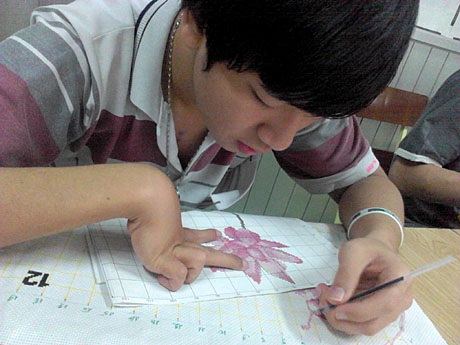 Một đóa sen nở từ đôi tay không lành lặn của em Nguyễn Minh Dương