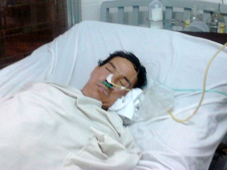 Không tiền đóng viện phí, con không dám nhận cha - 1 Nằm viện nửa tháng, anh Tôn Thanh Tú vẫn chưa có gối và mền, đắp tạm bằng tấm trải giường