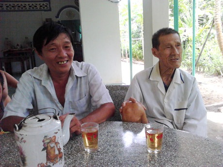 Cụ Phan Văn Tân và ông Phan Văn Tráng kể chuyện kháng chiến bên chén trà.