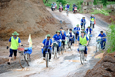 Và cả những chặng đường khúc khuỷu, gập ghềnh thử sức bền của các bạn trẻ