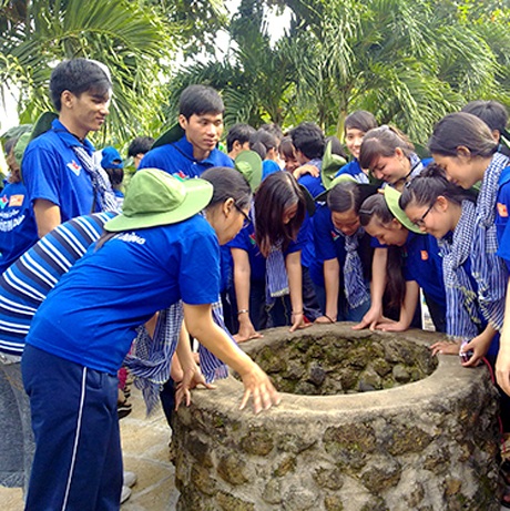 Các bạn trẻ thăm gia đình chính sách ở các địa phương trên đường đi