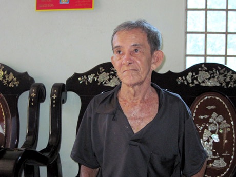 Cụ Phan Văn Tân và ông Phan Văn Tráng kể chuyện kháng chiến bên chén trà.