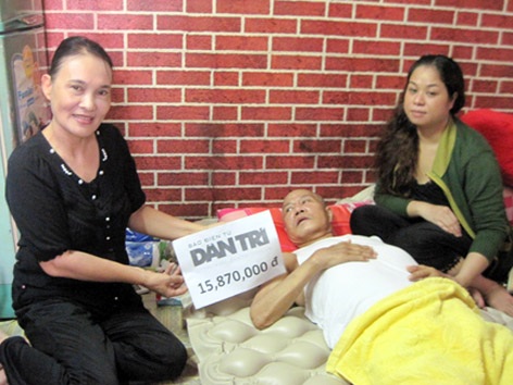 Vợ chồng NS Vũ Minh Vương nhận quà Nhân ái của bạn đọc