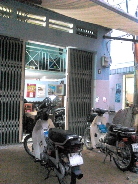 Hai chiếc xe máy cà tàng của cha mẹ vẫn hàng ngày đưa đón Trung đến lớp