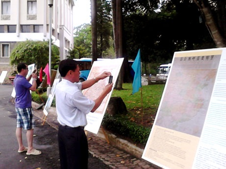 Mặn mà tình cảm của người thành phố gửi quân dân biển đảo - 6 Nhiều du khách ghi lại hình ảnh những bằng chứng lịch sử quý giá về Hoàng Sa, Trường Sa