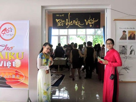Giao lưu văn hóa Việt Nam – Nhật Bản tại thành phố Bà Rịa - 3 Thơ Haiku Việt thu hút đông đảo khách tham quan
