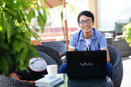 Tặng laptop cho 12 thủ khoa Đại học - 2 Nguyễn Thanh Tùng thích thú khi chia sẻ về món quà của mình