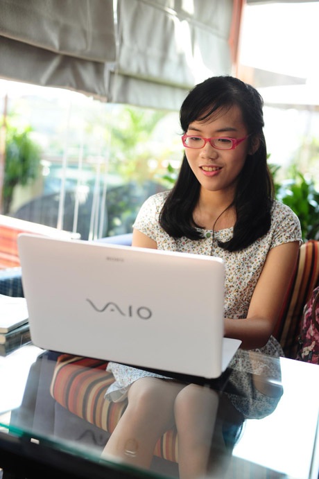 Tặng laptop cho 12 thủ khoa Đại học - 3 Giờ đây, Hiền có thể cập nhật tin tức mọi lúc mọi nơi