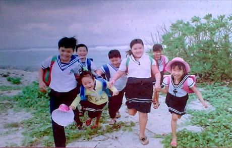 Mặn mà tình cảm của người thành phố gửi quân dân biển đảo - 2 Trẻ em trên đảo Trường Sa lớn