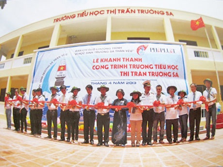 Vận động xây trường tiểu học trên đảo Sinh Tồn - 1 Lễ khánh thành trường tiểu học thị trấn Trường Sa. (Ảnh: báo Pháp luật TPHCM)