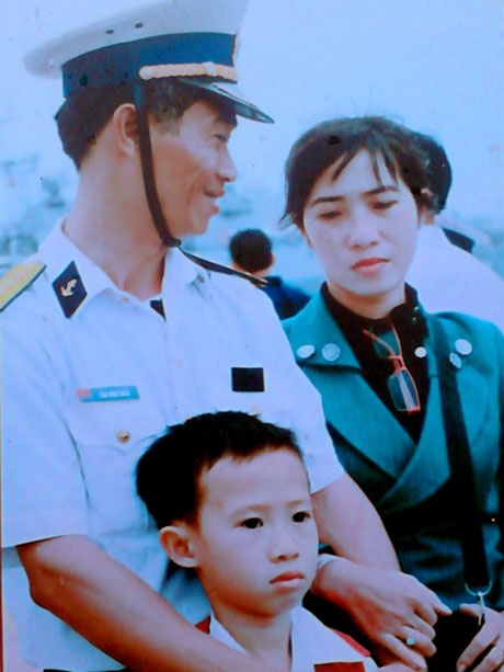 Mặn mà tình cảm của người thành phố gửi quân dân biển đảo - 4 Chiến sĩ tạm biệt vợ và con để tiếp tục ra đảo làm nhiệm vụ