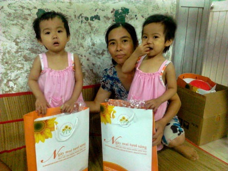 Bộ trưởng Bộ Y tế tặng quà Trung thu cho bệnh nhi ung thư - 2 Đây là món quà Trung thu sớm nhất với hai bé Kiều Anh, Kiều Nguyên