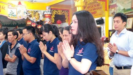 Dù trong ngày đi làm, đi học nhưng các cha mẹ và anh chị vẫn tranh thủ đến dự lễ