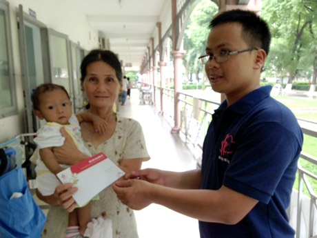 Sau buổi lễ, Hội cha mẹ Nhân Ái vào BV Nhi Đồng 2 thực hiện chương trình