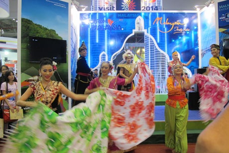 Điệu múa rộn ràng của Malaysia bên tòa tháp đôi Petronas