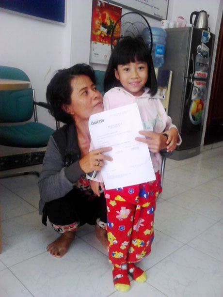 Bé Phương Anh vui vẻ và thoải mái hơn vì việc tiểu tiện đã tạm ổn