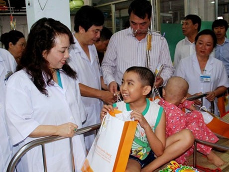 Bộ trưởng Bộ Y tế Nguyễn Thị Kim Tiến ân cần hỏi thăm tình trạng bệnh tật và động viên các em