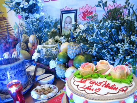 Bàn thờ Nhân Ái với những đóa hoa baby tinh khôi, xinh xắn