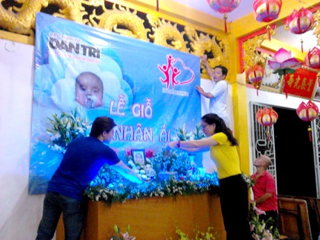 Bàn thờ Nhân Ái với những đóa hoa baby tinh khôi, xinh xắn