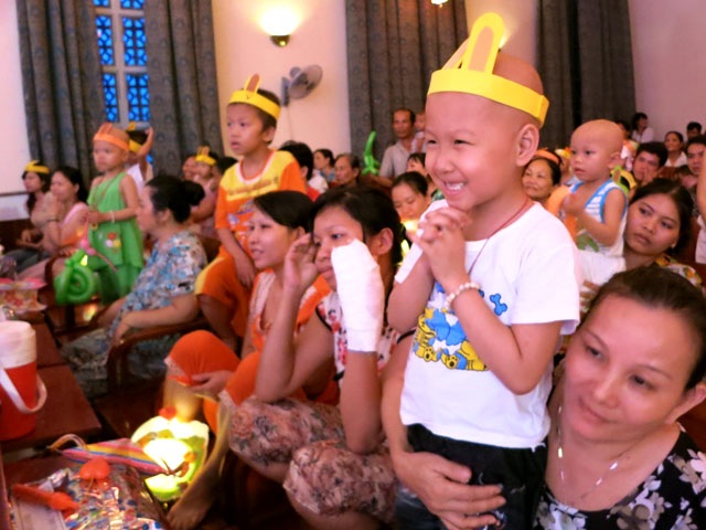 Các bệnh nhi đang điều trị tại BV Ung bướu TƯ cũng được hưởng một trung thu ấm áp