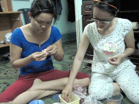 Học bài xong, em tranh thủ kết cườm tạo thành những chiếc móc gắn chìa khóa xinh xắn.