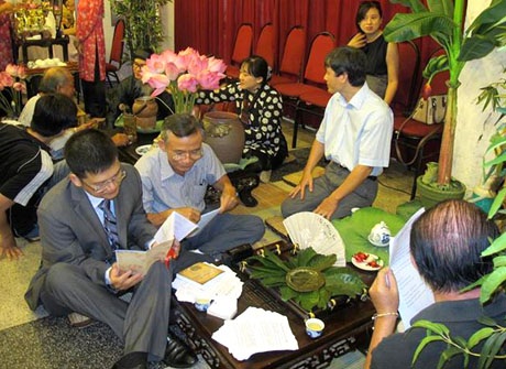 Lá trà Suối Giàng 300 tuổi tham gia giao lưu văn hóa Việt - Nhật - 2 Lá trà Suối Giàng xanh thẫm, phiến dày và to bản