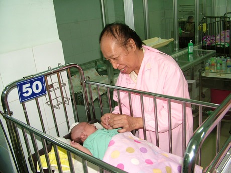 Tổng biên tập báo Dân trí vào thăm bé Nhân Hòa khi đang thập tử nhất sinh tháng 5/2011 (Ảnh H.T)