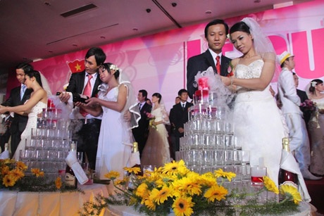 100 đôi uyên ương thành hôn ngày 2/9 - 9 Cùng nhau rót rượu hồng