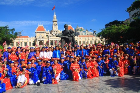 100 đôi uyên ương thành hôn ngày 2/9 - 4 Các cô dâu, chú rể diễu hành xe đạp điện qua các tuyến đường để đến dâng hương tại tượng đài Bác Hồ
