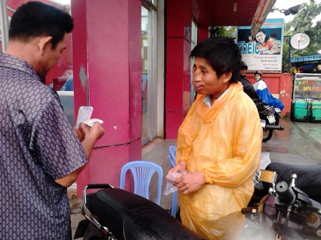 Cuộc đời buồn khổ của "chàng Méo" mê nhạc Trịnh - 1 Trời mưa gió, anh Tuấn vẫn tranh thủ bán vé số