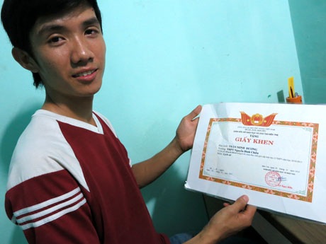 Ngoài giờ học, Minh Dương bán trái cây để kiếm tiền nuôi việc học.