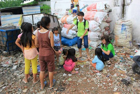 Tình nguyện viên không ngần ngại xông vào rác chơi đùa cùng các em