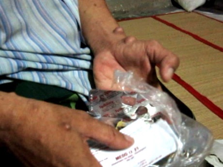 Cuộc đời buồn khổ của "chàng Méo" mê nhạc Trịnh - 4 Bọc thuốc của anh Tuấn chỉ còn vài viên để cầm cự với bệnh tật