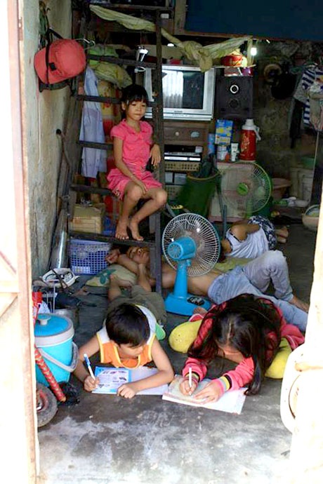 Ngoài giờ lên lớp, các em học bài trong gian nhà trọ, không hề có bàn ghế.