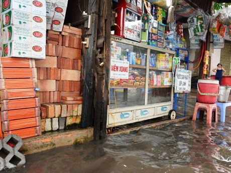 Bít gạch, dời hàng hóa lên cao để đối phó với triều cường
