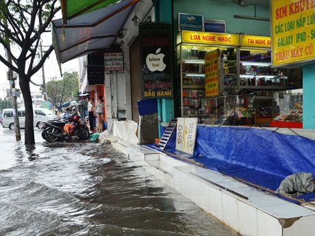 Huy động cả bảng hiệu để ngăn nước