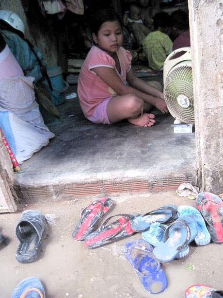 Mùa mưa, con đường hẻm nhỏ hẹp trước phòng trọ ngập trong sình lầy